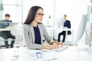 Kobieta testuje program do prowadzenia KPiR
